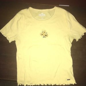 super cute hollister t shirt!